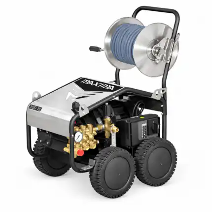 Prenosivi perač Biemmedue MAXIMA 250-15 (250 bar, 900 l/h, 400 V) ima četiri velika točka, metalni doboš za crevo na vrhu, plavo crevo i mesingane priključke napred.