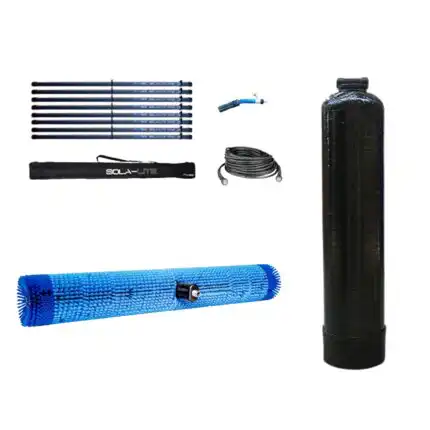 Profi set za pranje solarnih panela pod pritiskom sa 12m karbon teleskopom, četkom, filterom i crevom prikazan je na beloj podlozi.