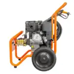 Bočni pogled na Benzinski Perač pod pritiskom ECO Steam ES4000BD sa crnim točkovima, narandžastim ramom i Briggs&Stratton motorom.