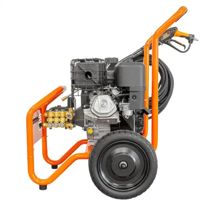 Bočni pogled na Benzinski Perač pod pritiskom ECO Steam ES4000BD sa crnim točkovima, narandžastim ramom i Briggs&Stratton motorom.