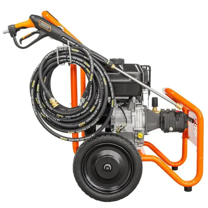 Benzinski perač pod pritiskom ECO Steam ES4000BD ima narandžasti ram, crne točkove i crnu šupljinu sa pištoljem, motor Briggs&Stratton 275bar 1080l/h.