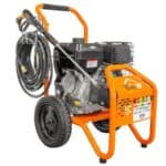 ECO Steam ES4000BD je prijenosni perač pod pritiskom s narandžastim ramom, Briggs&Stratton motorom, crevom i pištoljem.