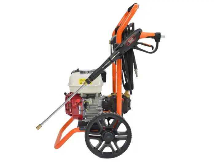 Benzinski perač pod pritiskom ECO Steam ES3300HX (220bar, 840l/h) – HONDA GX200 ima dva velika točka, ručku, motor, crevo i pištolj.
