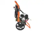 Bočni pogled na Benzinski Perač pod pritiskom ECO Steam ES3300HX (220bar, 840l/h), HONDA GX200, narandžasto-crni model sa velikim točkovima, metalnim ramom, namotan crevom i ugrađenim motorom.