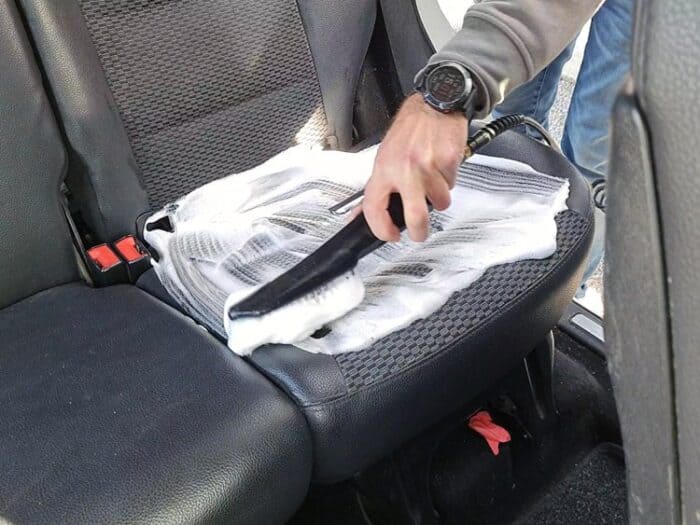 Osoba koristi Profi mašinu za auto-detailing i dubinsko pranje Biemmedue EX-F 80 sa penom za čišćenje sedišta auta.