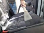 Uz Profi mašinu za auto-detailing Biemmedue EX-F 80, osoba temeljno čisti penu, prljavštinu i sapunicu sa sedišta auta.