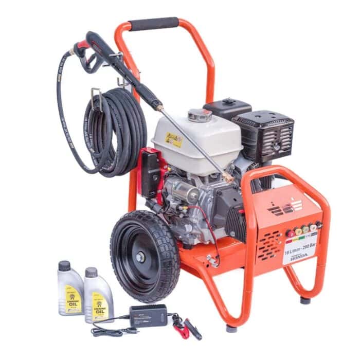 Narandžasto-srebrni Benzinski Perač pod pritiskom ECO Steam ES4200HD sa HONDA GX390 (290bar, 1080l/h), crnim točkovima, crevom, više dizni, dve boce za ulje i punjačem za akumulator napred.