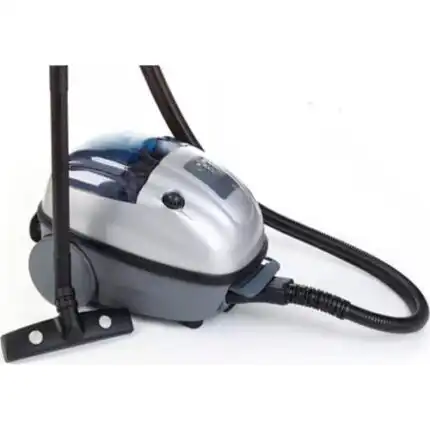 Parocistac Steam Italy 3000. Na običnoj bijeloj pozadini, srebrni usisivač s kanisterom ima crno crijevo i tanki nastavak za pod za svestrano čišćenje.