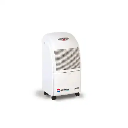Mašina za isušivanje vlage BIEMMEDUE DR80 je beli prenosivi uređaj sa točkićima, dugmadi na vrhu i prednjim ventilom.