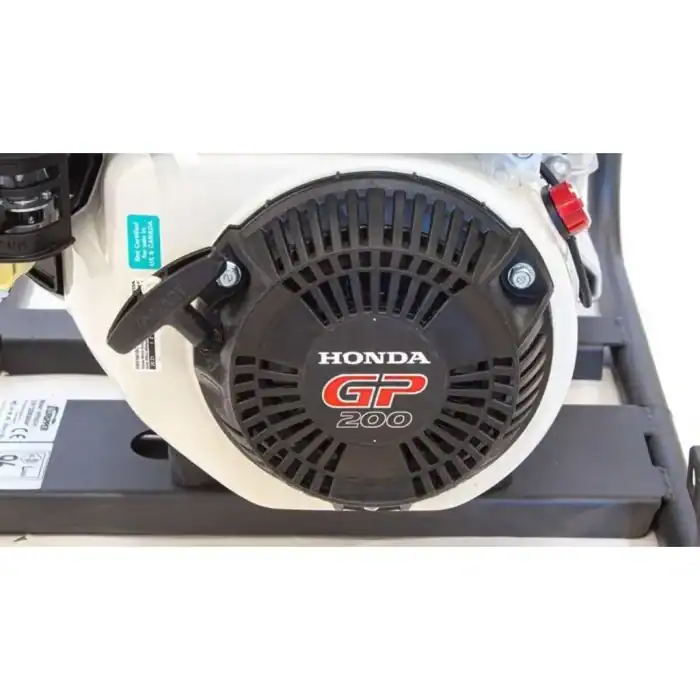 Detaljan prikaz crne i crvene pumpe ES30D-H (45m³/sat, 3 inča, HONDA motor) na metalnom ramu sa vidljivim zavrtnjima i polugom za gorivo.