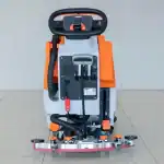 CHANCEE XMD50 podna mašina (2800m², 520mm, 3h baterija) u narandžasto-sivom stoji na sjajnom pločastom podu uz beli zid.