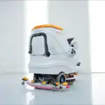 CHANCEE K70+ podni čistač (5900m²/h, 750mm, 3h baterija) stoji na sjajnom svetlom podu u prostranoj, modernoj prostoriji.