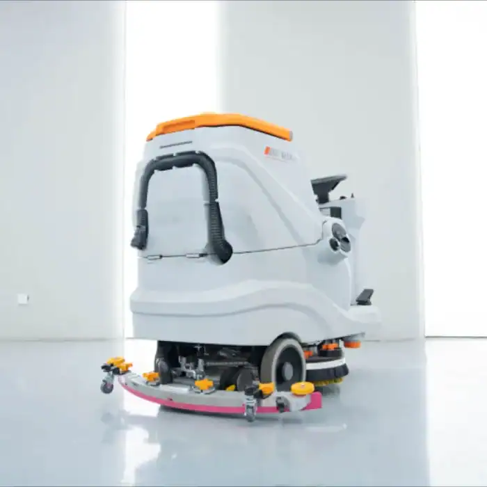 CHANCEE K70+ podni čistač (5900m²/h, 750mm, 3h baterija) stoji na sjajnom svetlom podu u prostranoj, modernoj prostoriji.