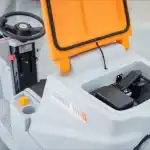 Detaljan prikaz CHANCEE K70+ mašina za pranje podova otkriva unutrašnje komponente, siva sa narandžastim detaljima.