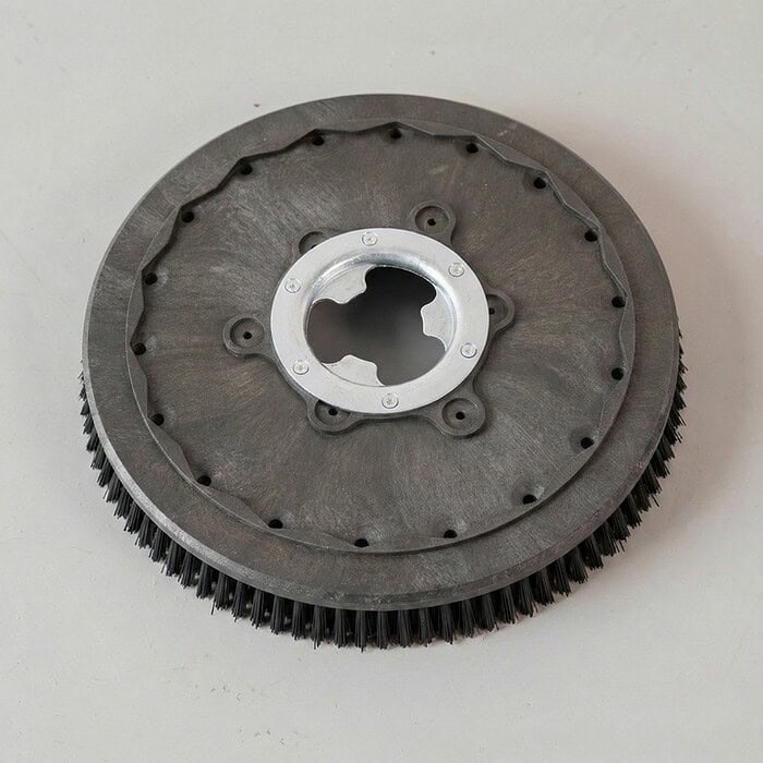 Četka za pranje podova Chancee M30 350mm, tamna okrugla četka sa čvrstim vlaknima i metalnim nosačem leži na svetlosivoj podlozi.