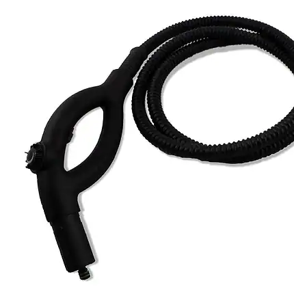 Na slici je crno fleksibilno vakuumsko crevo za paru sa pištoljem 3m – Steam Italy, drškom i regulatorom, i crvenim degustatorom.