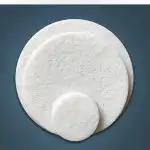 Tri bela, kružna Filc - Beli 350mm za Chancee M30 filca različitih veličina preklapaju se na tamnoplavoj podlozi.