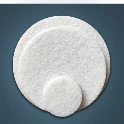 Tri bela, kružna Filc - Beli 350mm za Chancee M30 filca različitih veličina preklapaju se na tamnoplavoj podlozi.