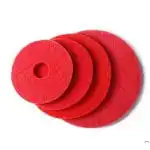 Na beloj podlozi blago se preklapaju četiri crvena okrugla filca za Chancee M50, raznih veličina i centralnim otvorom.