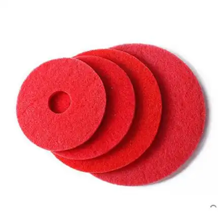 Na beloj podlozi blago se preklapaju četiri crvena okrugla filca za Chancee M50, raznih veličina i centralnim otvorom.