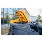 CHANCEE K100 mašina za pranje podova sa otvorenim žutim poklopcem motora, parkirana napolju pored zgrade i drveća.