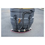 Detaljan prikaz zadnjeg dela CHANCEE K100 mašine za pranje podova otkriva pukotine, priključke i crveni brisač na asfaltu.