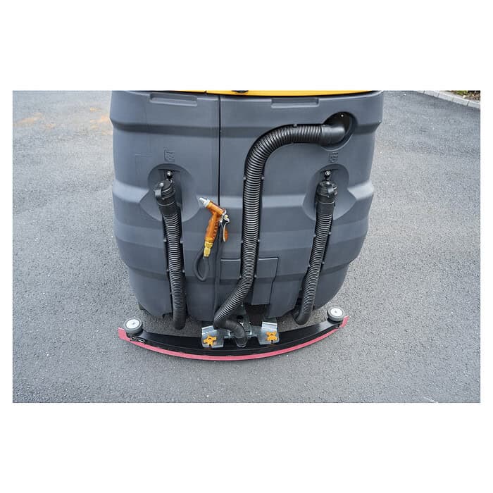 Detaljan prikaz zadnjeg dela CHANCEE K100 mašine za pranje podova otkriva pukotine, priključke i crveni brisač na asfaltu.