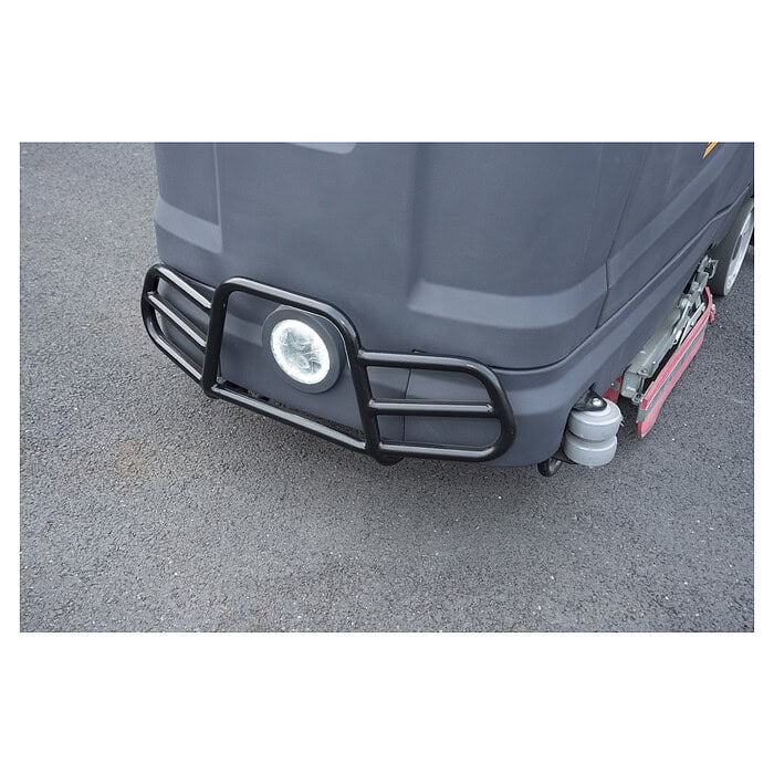 Detaljan prikaz prednjeg branika i svetla sivog CHANCEE K100 industrijskog čistača (10000m², 1000mm, 5h, 36V), na asfaltu.