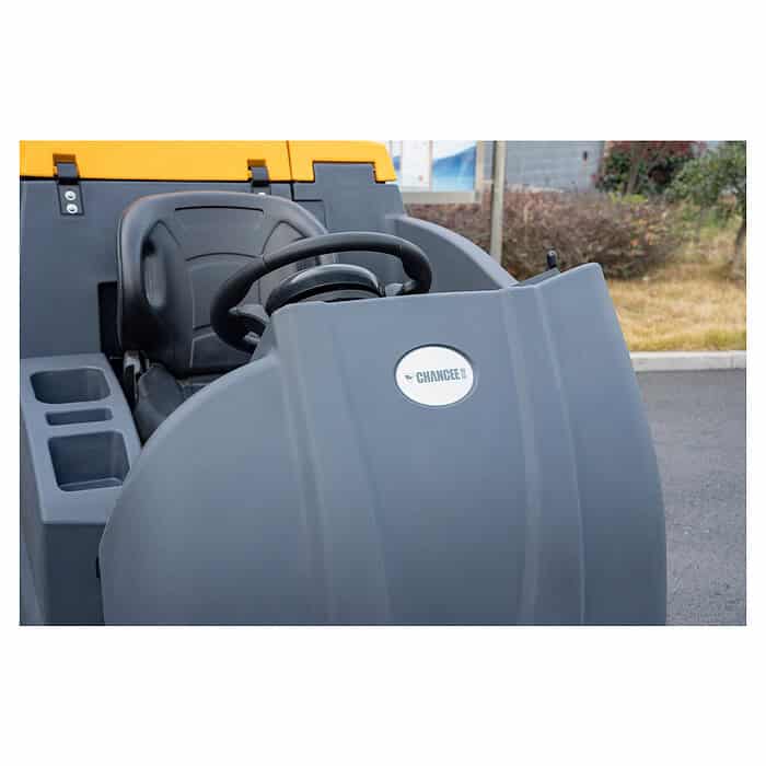 Vozačko sedište i volan sive CHANCEE K100 mašine (10000m², 1000mm, baterija 5h), logo na tabli, stoji na asfaltu pored trave.