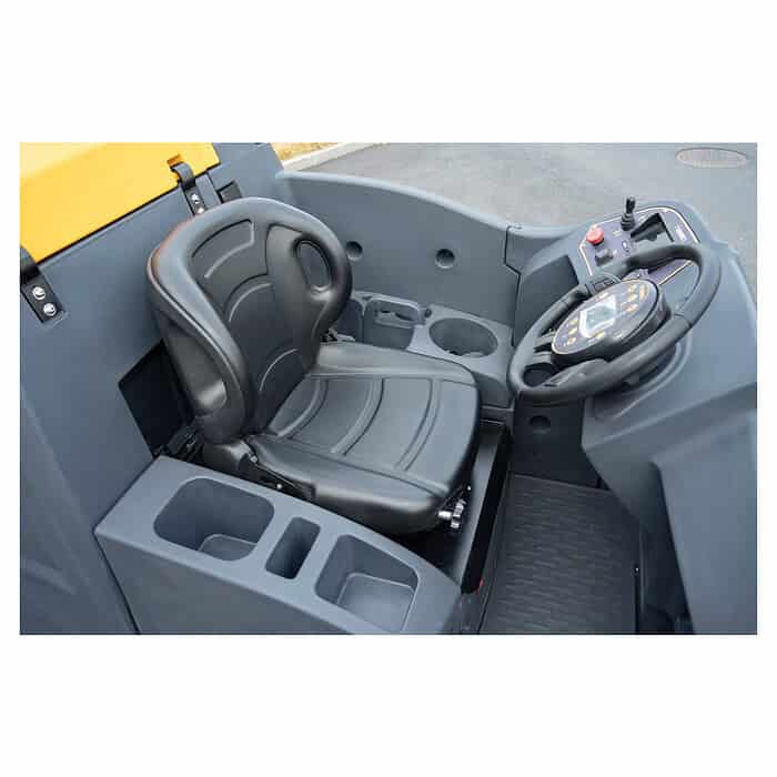 Detaljan prikaz crnog sedišta vozača, volana i kontrolne table u CHANCEE K100 profesionalnoj mašini za čišćenje.
