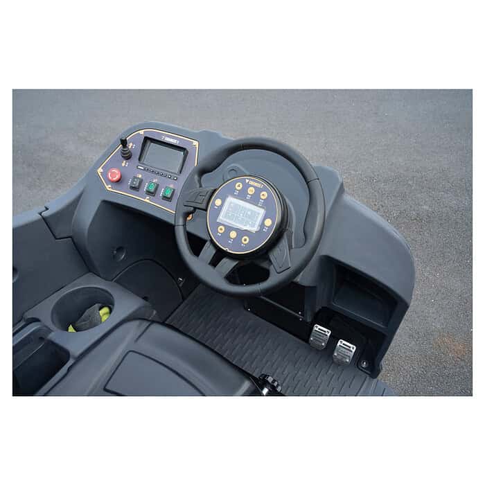 Detaljan prikaz komandne table CHANCEE K100 mašine za pranje podova, sa volanom, displejom, degustatorima i pedalama na ploči.