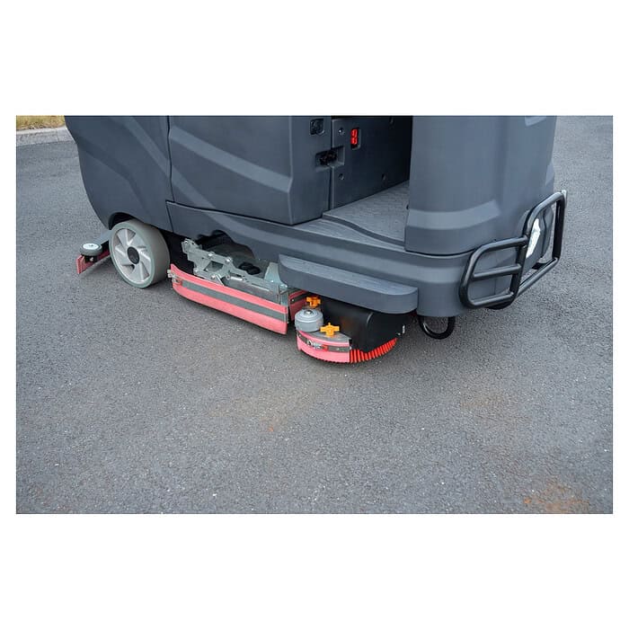 Detaljan prikaz donjeg dela CHANCEE K100 mašine za pranje podova; vide se četke i točkovi na asfaltu, model 10000m², 1000mm, 5h baterija, 36V, garancija 3 godine.