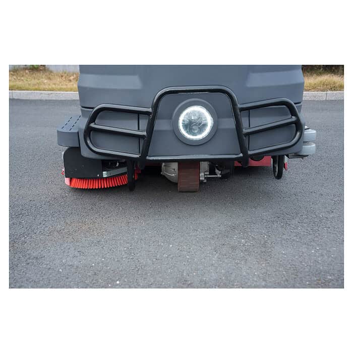 CHANCEE K100 mašina za čišćenje podova na asfaltu, sa okruglim farom, crnim ramom i crvenim rotirajućim četkama ispod.