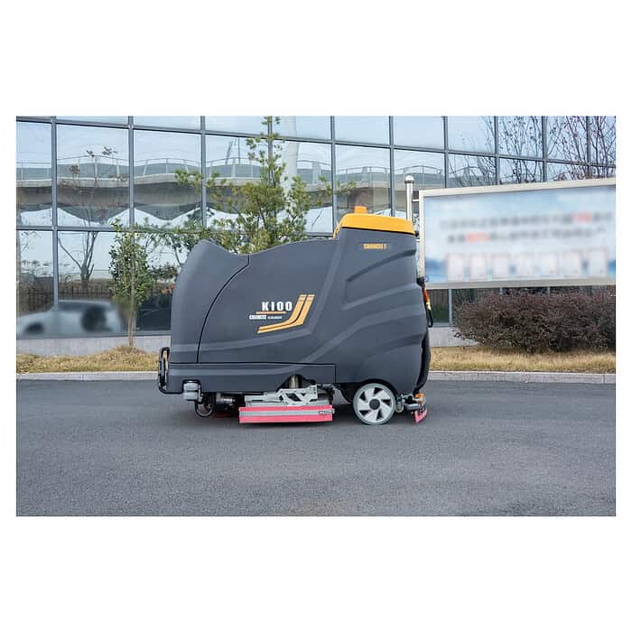 CHANCEE K100 vozeća mašina za pranje podova parkirana je napolju pored staklene zgrade, uz kompaktni model K90.