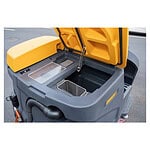 CHANCEE K100 mašina za pranje rublja sa sjedištem, sivo-žuta, poklopac otvoren kako bi se otkrili unutrašnji dijelovi, stoji vani na asfaltiranom tlu. Specifikacije su vidljive.