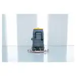 CHANCEE K80 vozeća mašina za pranje podova (6800m², 800mm, baterija 5h, 3 god. garancije), žuta i crna na sjajnom sivom podu u svetloj prostoriji sa visokim belim zidovima i velikim prozorima.