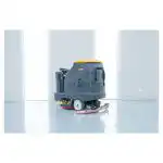 CHANCEE K80 vozeća mašina za pranje podova stoji na sjajnom podu moderne prostorije sa visokim belim zidovima i prozorima.