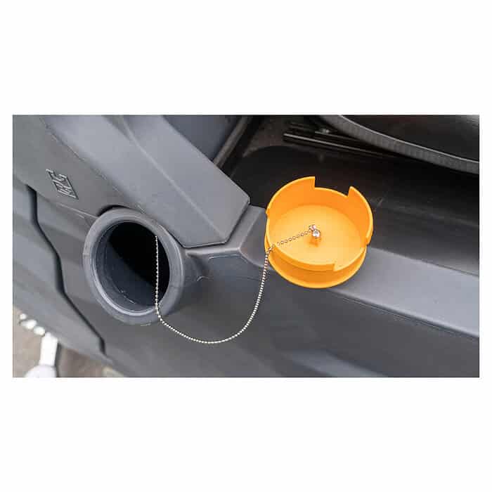 Detaljan prikaz otvora sivog rezervoara za gorivo na CHANCEE K90, narandžasti poklopac skinut i vezan lancem.