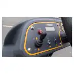 Detaljan prikaz kontrolne table CHANCEE K90 mašine za čišćenje poda, sa džojstikom, degustatorima i digitalnim ekranom.