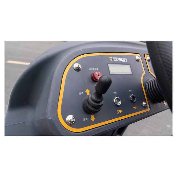 Detaljan prikaz kontrolne table CHANCEE K90 mašine za čišćenje poda, sa džojstikom, degustatorima i digitalnim ekranom.