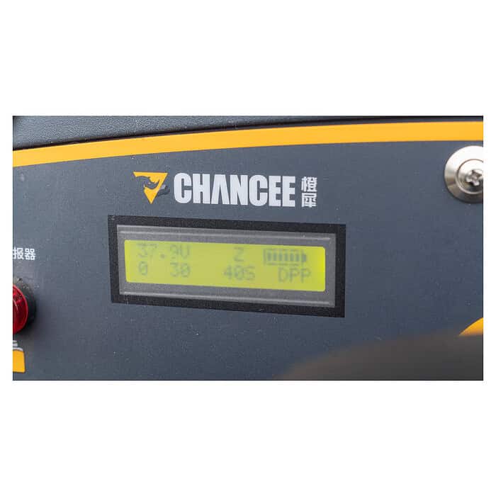 Prikaz digitalnog ekrana CHANCEE K90 mašina za pranje podova sa vrednostima 37.9V, 30, 405, DPP i ikonom baterijama.