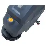 Detaljan prikaz CHANCEE M60 mašine za pranje podova, siva karoserija, kružna četka ispod i oranž poklopca na vrhu.