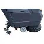 Detaljan bočni pogled na CHANCEE M60 mašinu za pranje podova sa velikim točkom i bočnom četkom na beloj pozadini.