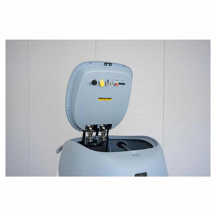 Detaljan pogled na Industrijski robot za Pranje Podove Chancee SC50 u sivoj boji, sa otvorenim poklopcem i vidljivim dugmadima, na svetloj pozadini.