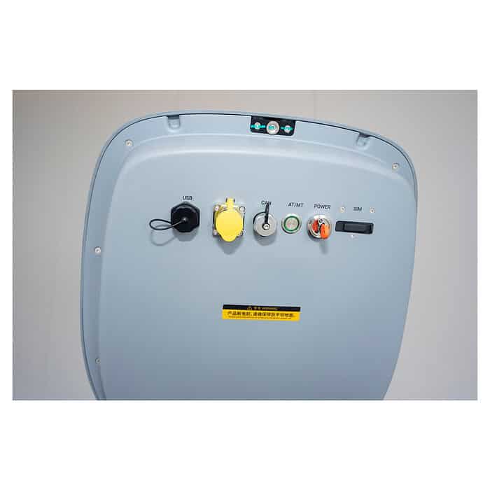 Detaljan prikaz sive ploče za Industrijski Robot za Pranje Podove Chancee SC50 sa USB portom, utičnicom u žutoj boji, prekidačima, tasterima, lampicama i nalepnicom sa kineskim natpisom. Pozadina je zamućena i jednobojna.