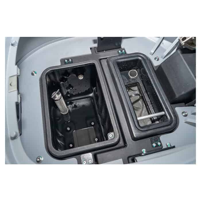 Detaljan pogled na dva pravougaona odeljka u Industrijski robot za Pranje Podove Chancee SC50 sa metalnim filterima i mrežom.