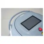 Detaljan pogled na sivi Industrijski robot za Pranje Podova Chancee SC50 sa 3D LiDAR & AI, ekranom na dodir i crvenim dugmetom stop, postavljen na svetloj pločici.