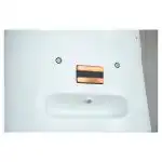 Prikaz bele površine sa dve male crne kružnice, bakarnim pravougaonikom s crnom trakom i malim cilindrom ispod, podseća na minimalističko lice industrijskog robota za pranje podova Chancee SC50 sa 3D LiDAR i AI.