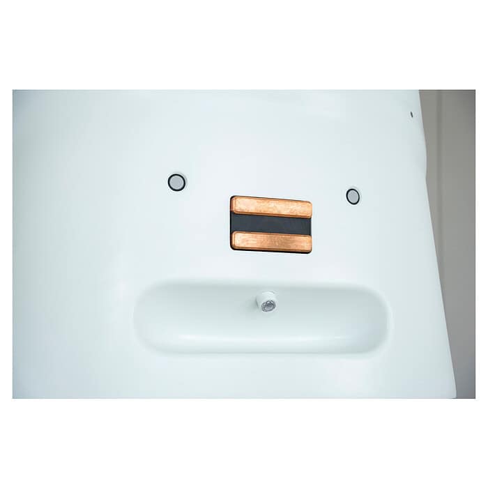 Prikaz bele površine sa dve male crne kružnice, bakarnim pravougaonikom s crnom trakom i malim cilindrom ispod, podseća na minimalističko lice industrijskog robota za pranje podova Chancee SC50 sa 3D LiDAR i AI.