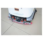 Detaljan prikaz zadnjeg donjeg dela industrijskog robota za pranje podova Chancee SC50 na sjajnim pločicama, sa račem i mehanizmima za čišćenje.